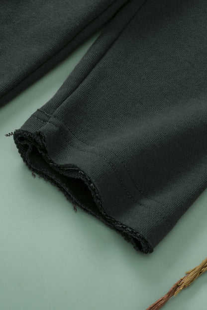 Grauer Hoodie mit sichtbaren Nähten und Taschen