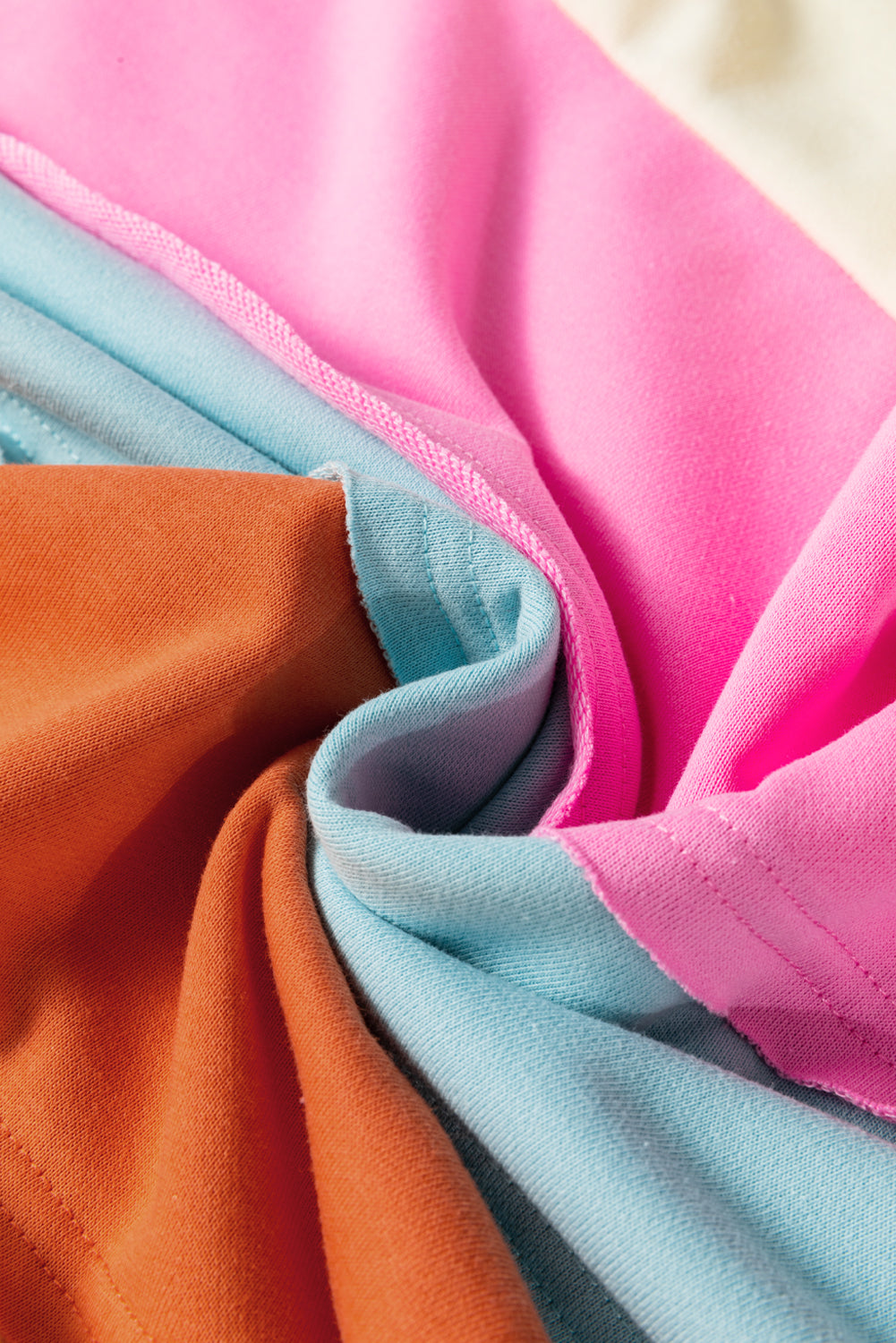 Weißes Sweatshirt mit Rundhalsausschnitt und überschnittener Schulter im Colorblock-Patchwork-Stil