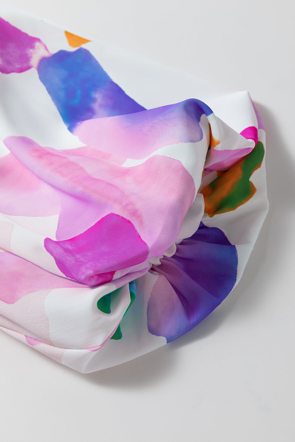 Lilafarbenes Midikleid mit abstraktem Print und Puffärmeln und gesmoktem Rücken