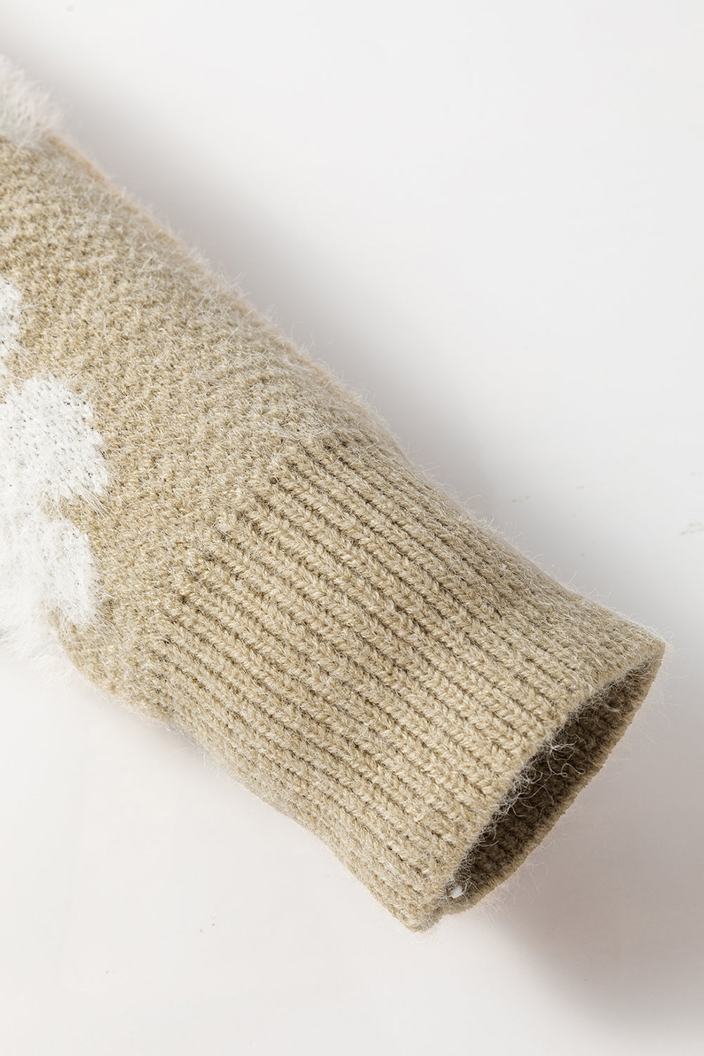 Khakifarbener Pullover mit Blumenmuster und halblangem Reißverschluss und überschnittener Schulter