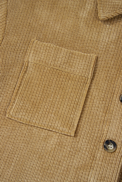Hellbeige Cord-Shacket mit aufgesetzten Taschen und Knopfleiste