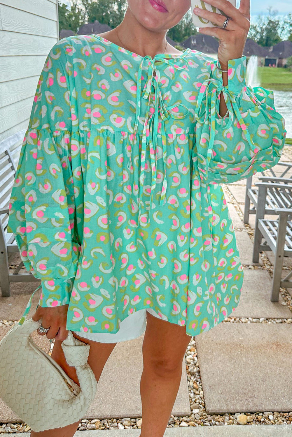 Grüne Babydoll-Bluse mit abstraktem Print und Schnürung und Laternenärmeln