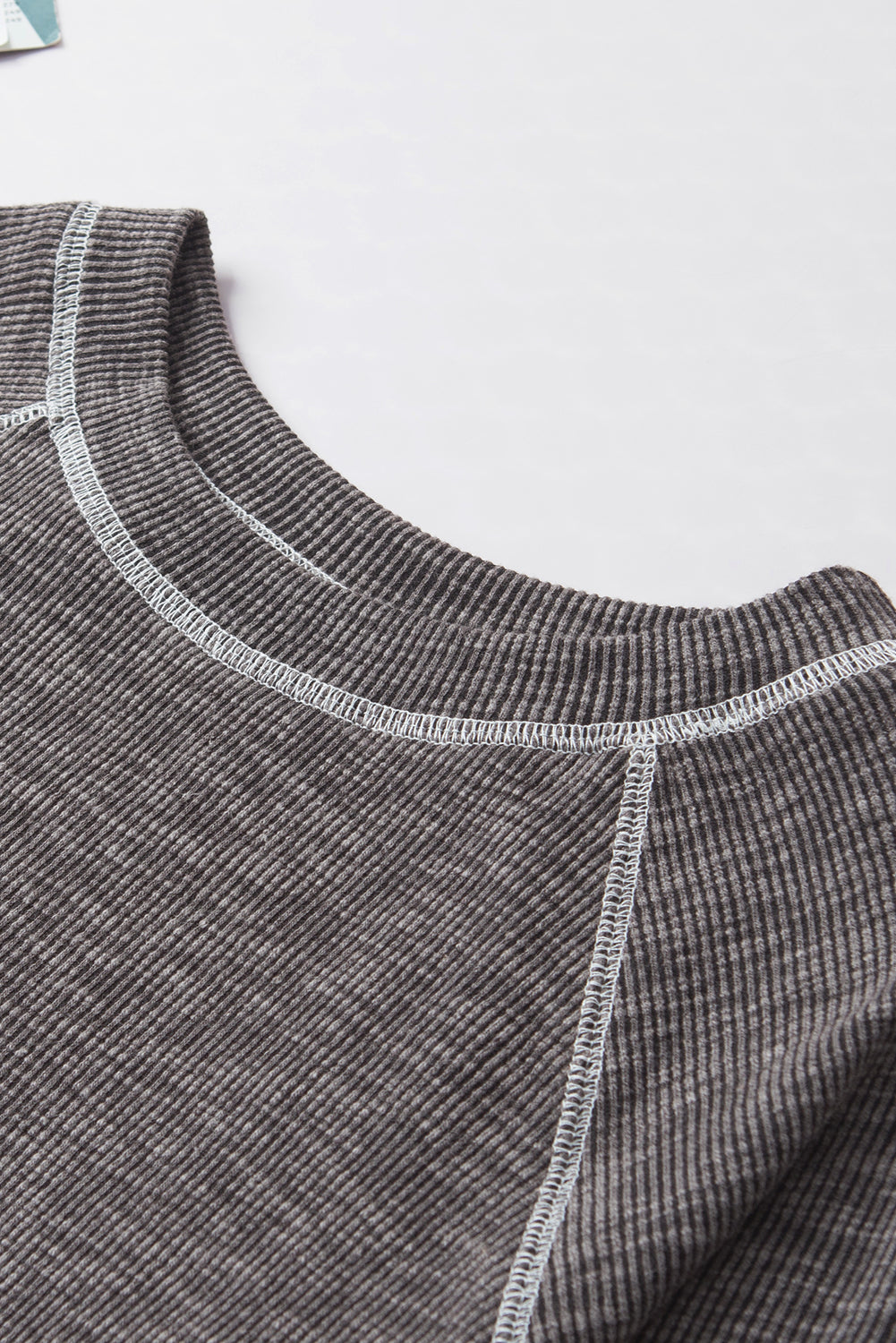 Graues, geripptes Langarm-Top mit Azteken-Patchwork