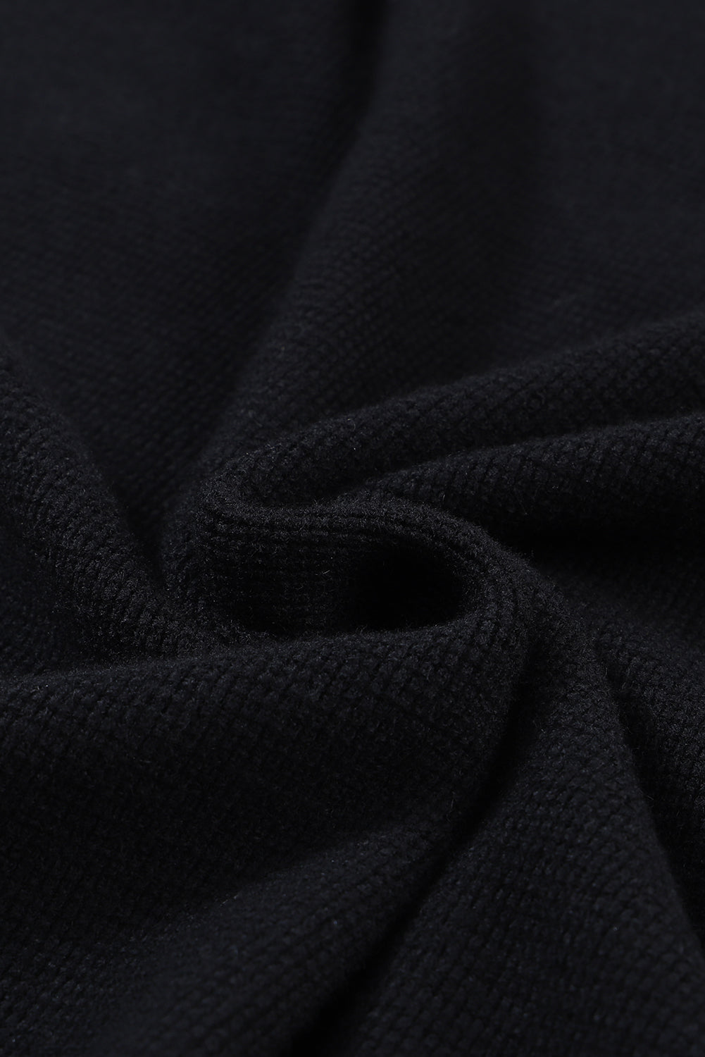 Schwarzer, schlichter Strickpullover mit gestreiften Ärmeln