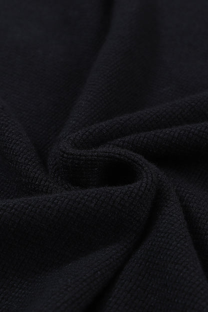 Schwarzer, schlichter Strickpullover mit gestreiften Ärmeln