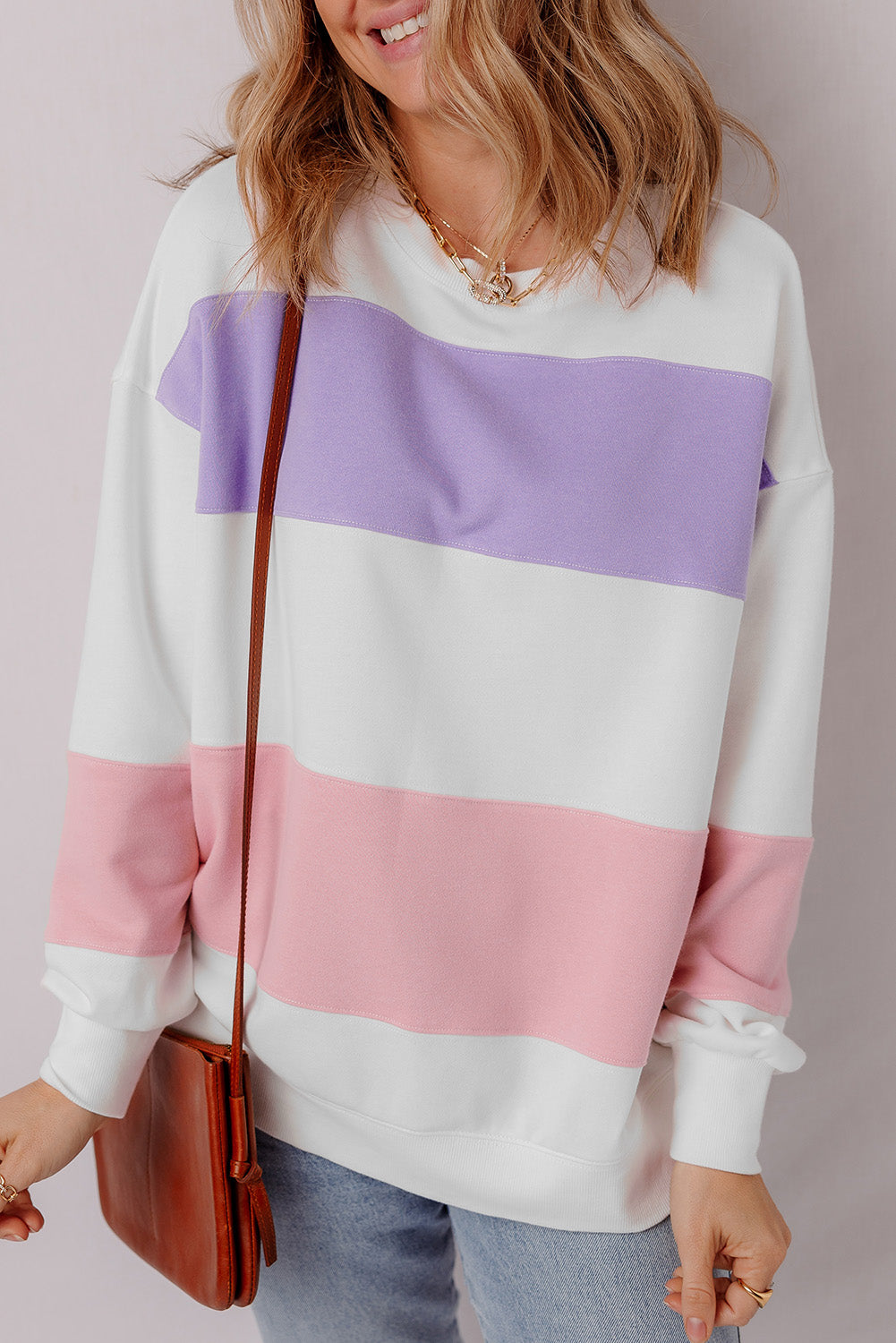 Beiges Sweatshirt mit Rundhalsausschnitt und Patchwork-Farbblockdesign mit überschnittener Schulter