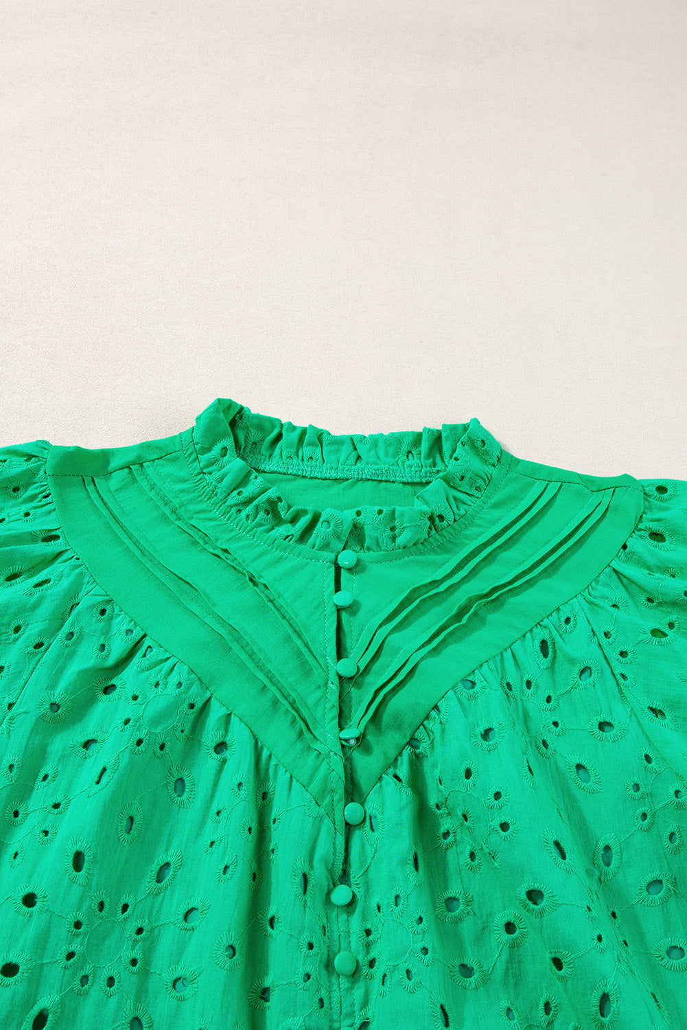 Grüne Bluse mit Blumenstickerei und Puffärmeln