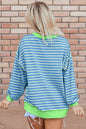 Himmelblaues gestreiftes High-Low-Pullover-Tunika-Sweatshirt mit Kontrastbesatz