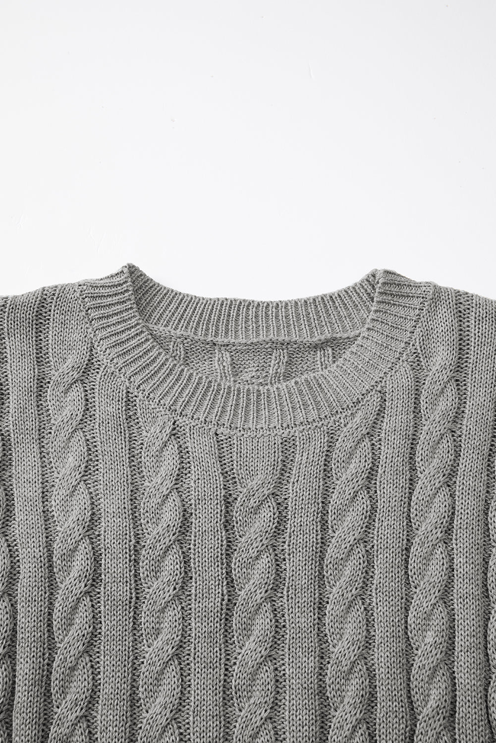 Grauer, kurzärmliger Pullover mit Rundhalsausschnitt und Zopfmuster