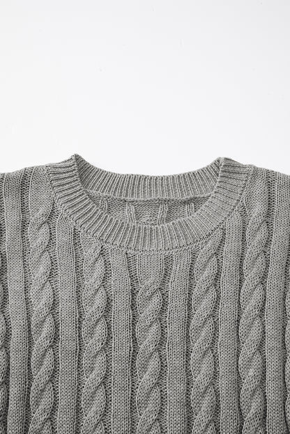 Grauer, kurzärmliger Pullover mit Rundhalsausschnitt und Zopfmuster