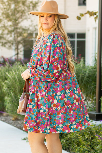 Himmelblaues, gestuftes Minikleid mit Blumenmuster und gerafften Rüschen in Übergröße