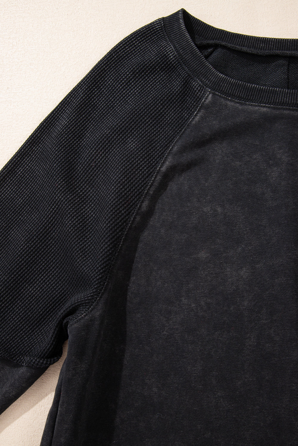 Schwarzes Sweatshirt mit Raglanärmeln und Waffelstrick-Patchworkmuster