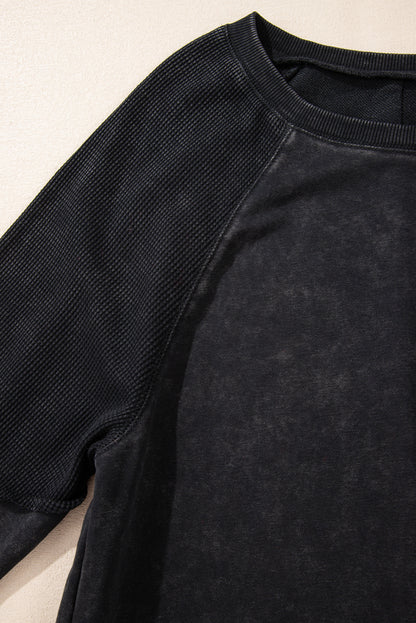 Schwarzes Sweatshirt mit Raglanärmeln und Waffelstrick-Patchworkmuster