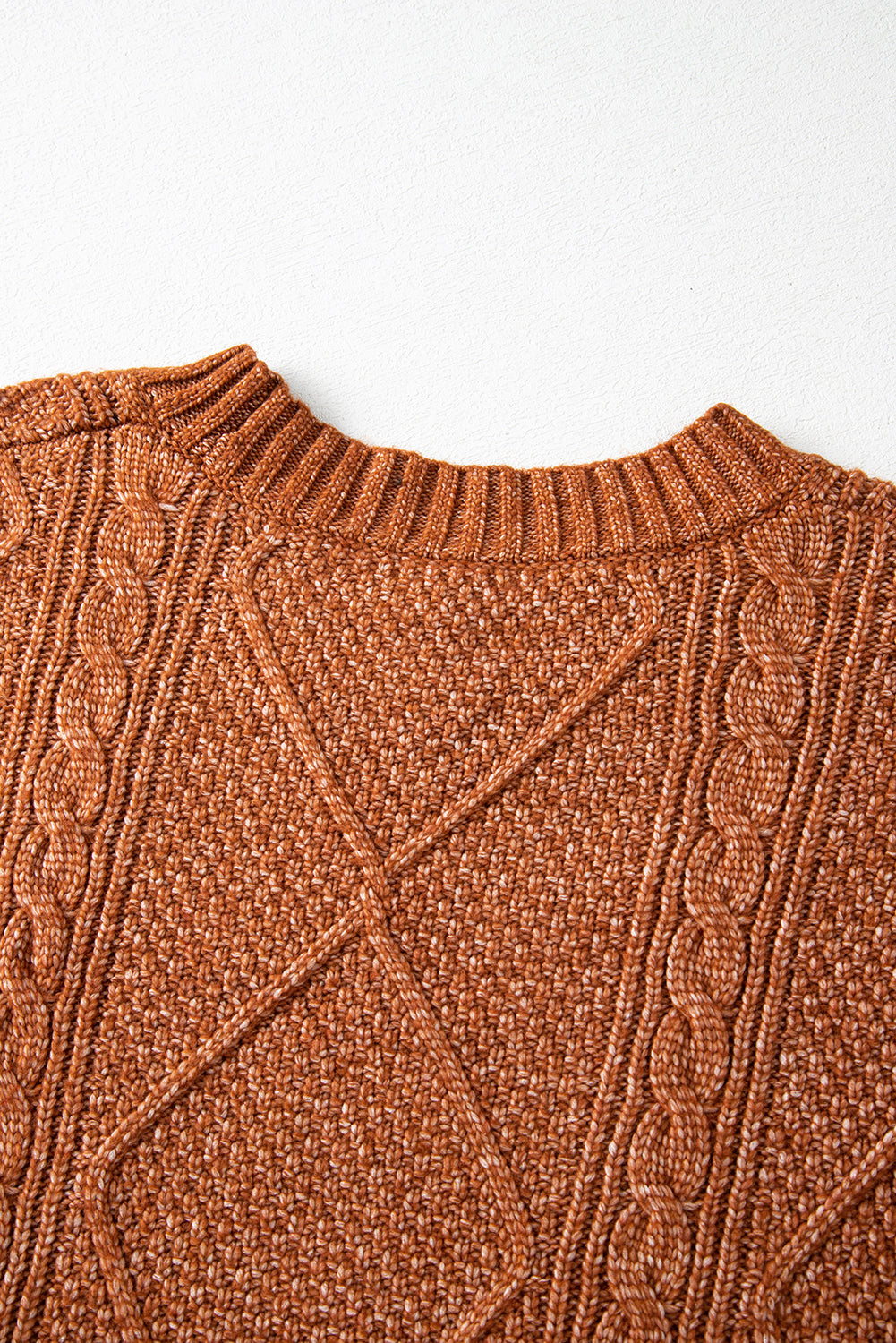 Kaffeebraunes, locker sitzendes Pulloverkleid mit Zopfmuster und überschnittener Schulter