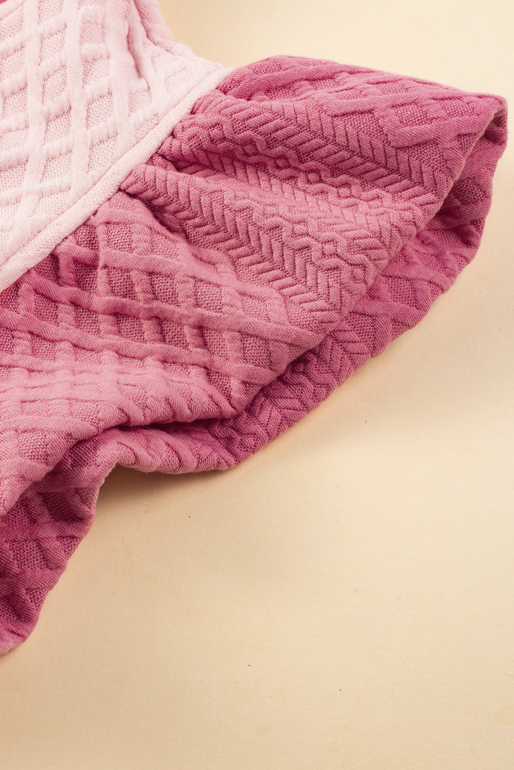 Hellrosa strukturiertes Mini-Etuikleid mit Puffärmeln, Rüschen und V-Ausschnitt