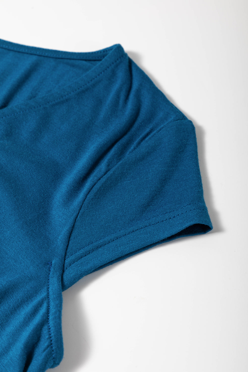 Pfauenblaues, kurzärmliges, gerafftes Maxikleid mit hoher Taille und V-Ausschnitt