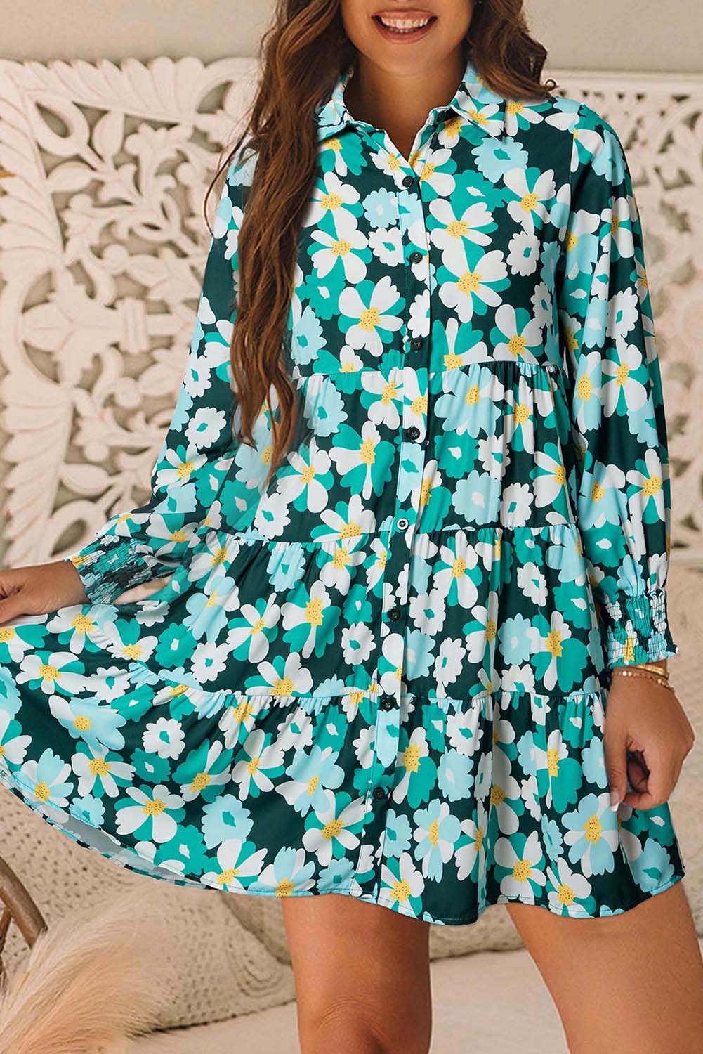 Grünes, gestuftes Hemdkleid mit langen Puffärmeln und Blumenmuster
