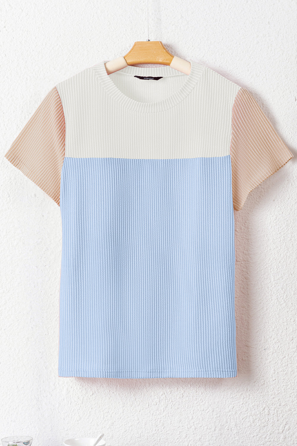 Hellblaues T-Shirt mit gerippter Struktur und Colorblock-Muster