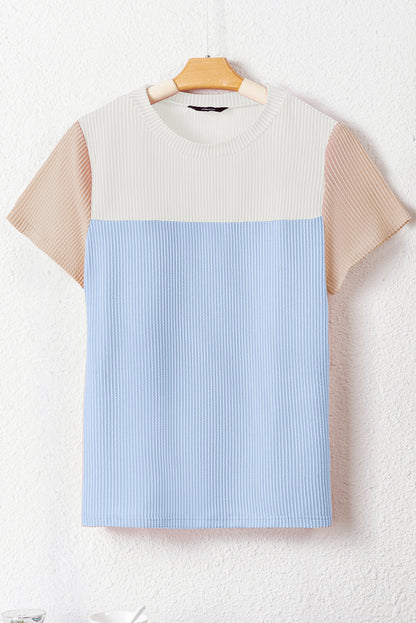 Hellblaues T-Shirt mit gerippter Struktur und Colorblock-Muster