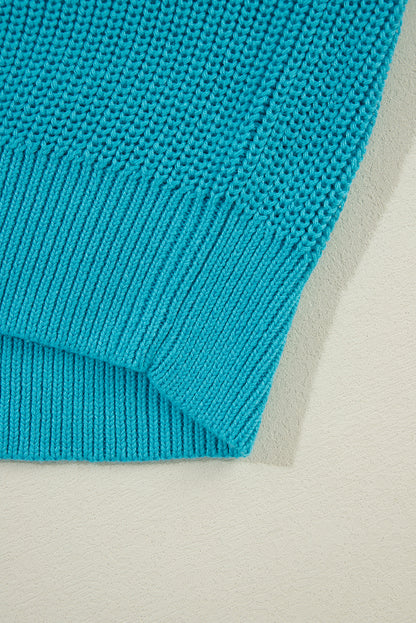 Türkisfarbener Pullover mit gerüschten Ösenärmeln