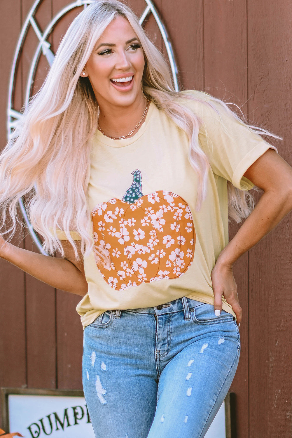 Khakifarbenes T-Shirt mit süßem Blumen- und Kürbis-Grafik