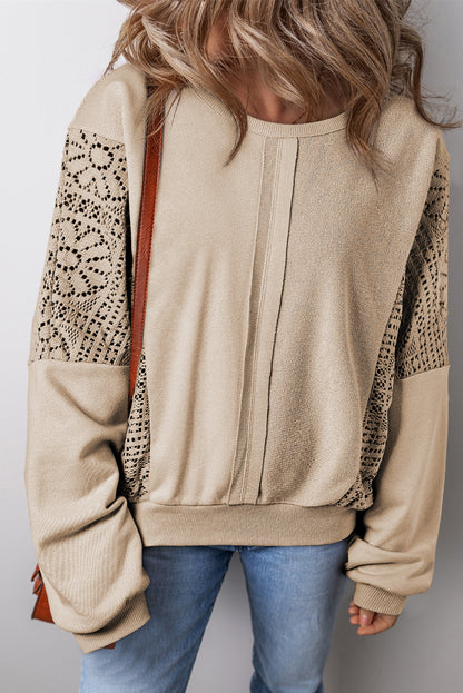 Sweatshirt mit geripptem Saum und sichtbaren Nähten aus Pergament-Strick und Häkelarbeit