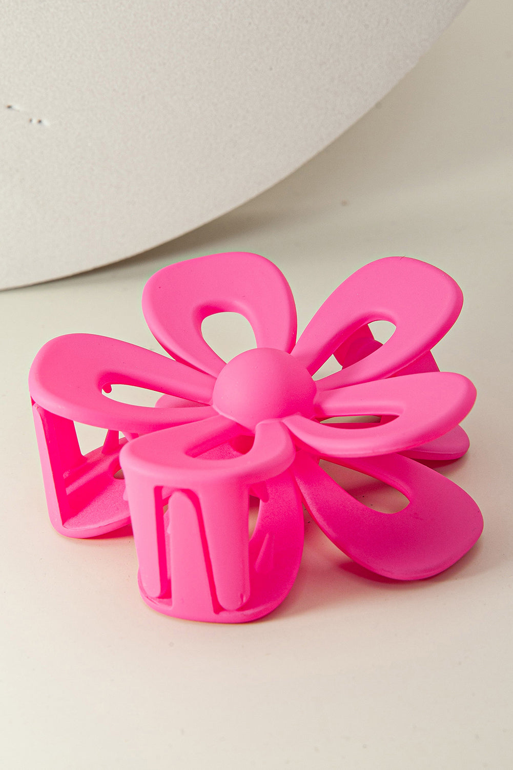 Rosenroter süßer Krallenclip in Form einer ausgehöhlten Blume