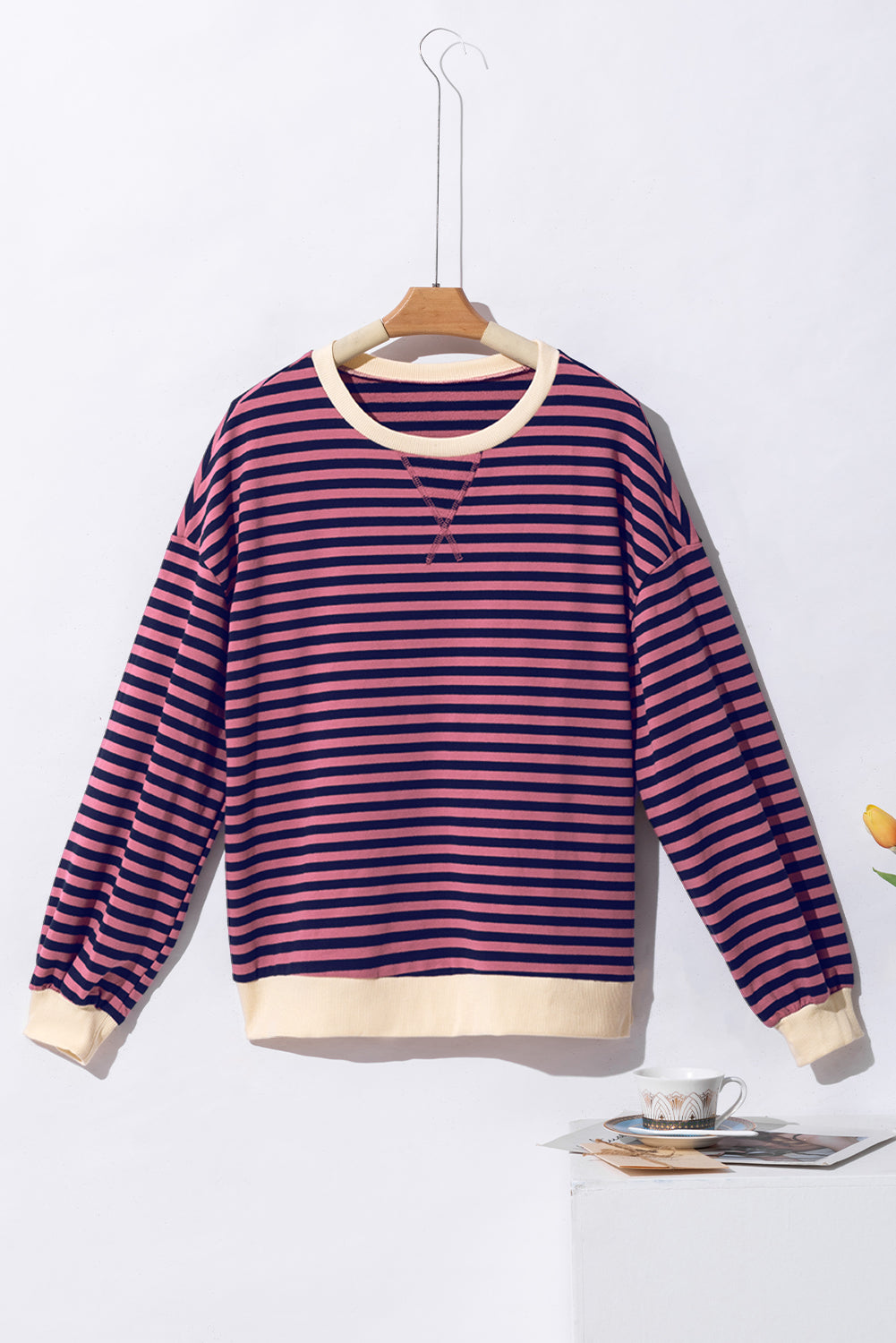 Oversize-Pullover mit rotem Streifenmuster und Kontrastbesatz