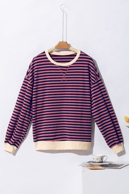 Oversize-Pullover mit rotem Streifenmuster und Kontrastbesatz
