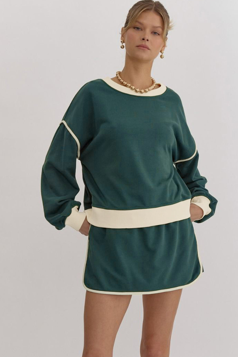 Evergreen Set mit lockerem Pullover in Kontrastfarbe und Skort mit Schnürung in der Taille