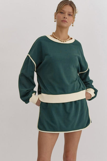 Evergreen Set mit lockerem Pullover in Kontrastfarbe und Skort mit Schnürung in der Taille