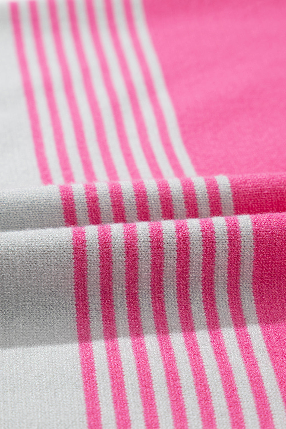 Rosa gestreifter Strickpullover mit aufgesetzten Taschen und überschnittener Schulter