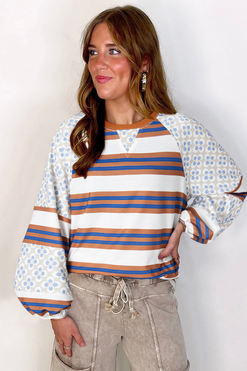 Weiße Bluse mit Streifen und Blumenmuster im Patchwork-Stil und Laternenärmeln