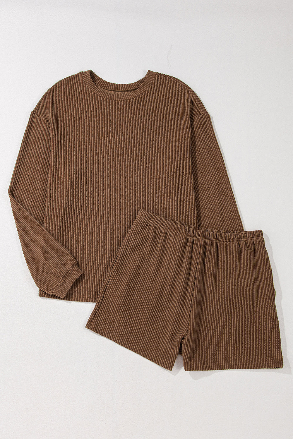 Kastanienbraunes Set aus langärmligem Strickoberteil und Shorts mit hoher Taille
