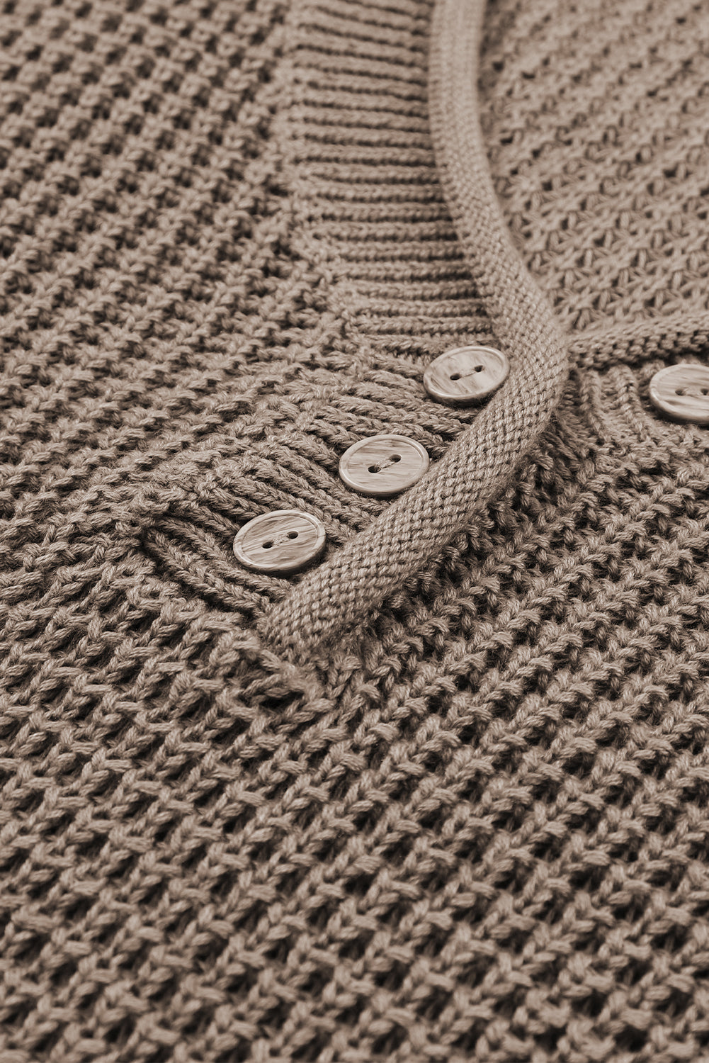 Khakifarbener Pointelle-Strickpullover mit Knöpfen und V-Ausschnitt und überschnittener Schulter