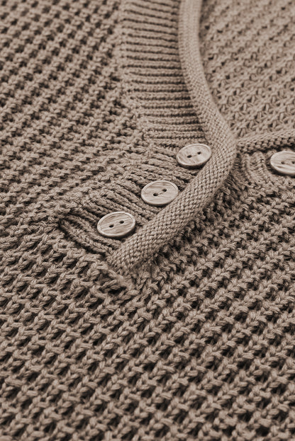 Khakifarbener Pointelle-Strickpullover mit Knöpfen und V-Ausschnitt und überschnittener Schulter
