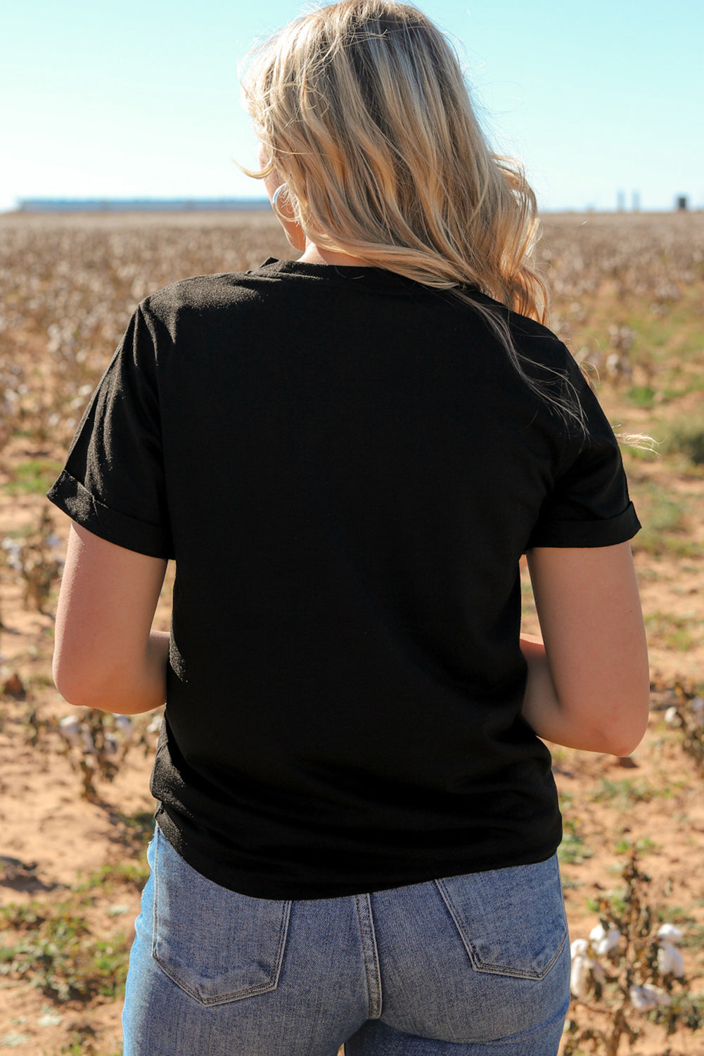 Schwarzes T-Shirt mit Tiermuster und Kreuzgrafik