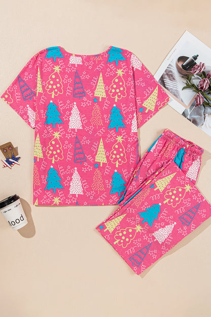 Lounge-Set aus T-Shirt mit V-Ausschnitt und Hose mit Weihnachtsbaum-Print in Rosé