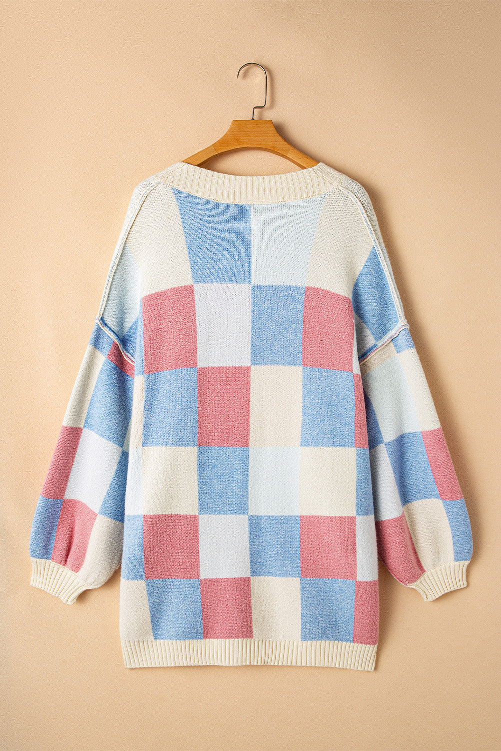 Hellblauer karierter Cardigan mit überschnittener Schulter und sichtbaren Nähten, vorne offen