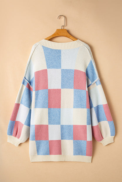 Hellblauer karierter Cardigan mit überschnittener Schulter und sichtbaren Nähten, vorne offen