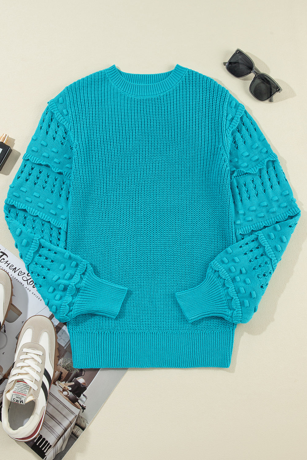 Türkisfarbener Pullover mit gerüschten Ösenärmeln