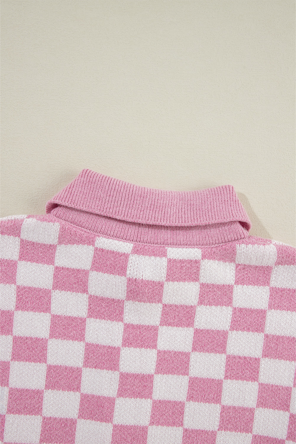 Rosa karierter Pullover mit Knöpfen, Kragen, V-Ausschnitt und überschnittenen Schultern