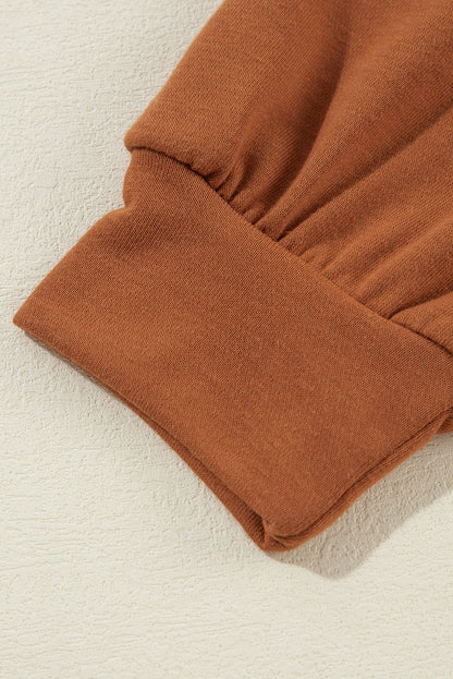 Zimtfarbener Kapuzenpullover mit sichtbaren Nähten und kalter Schulterpartie und Kordelzug