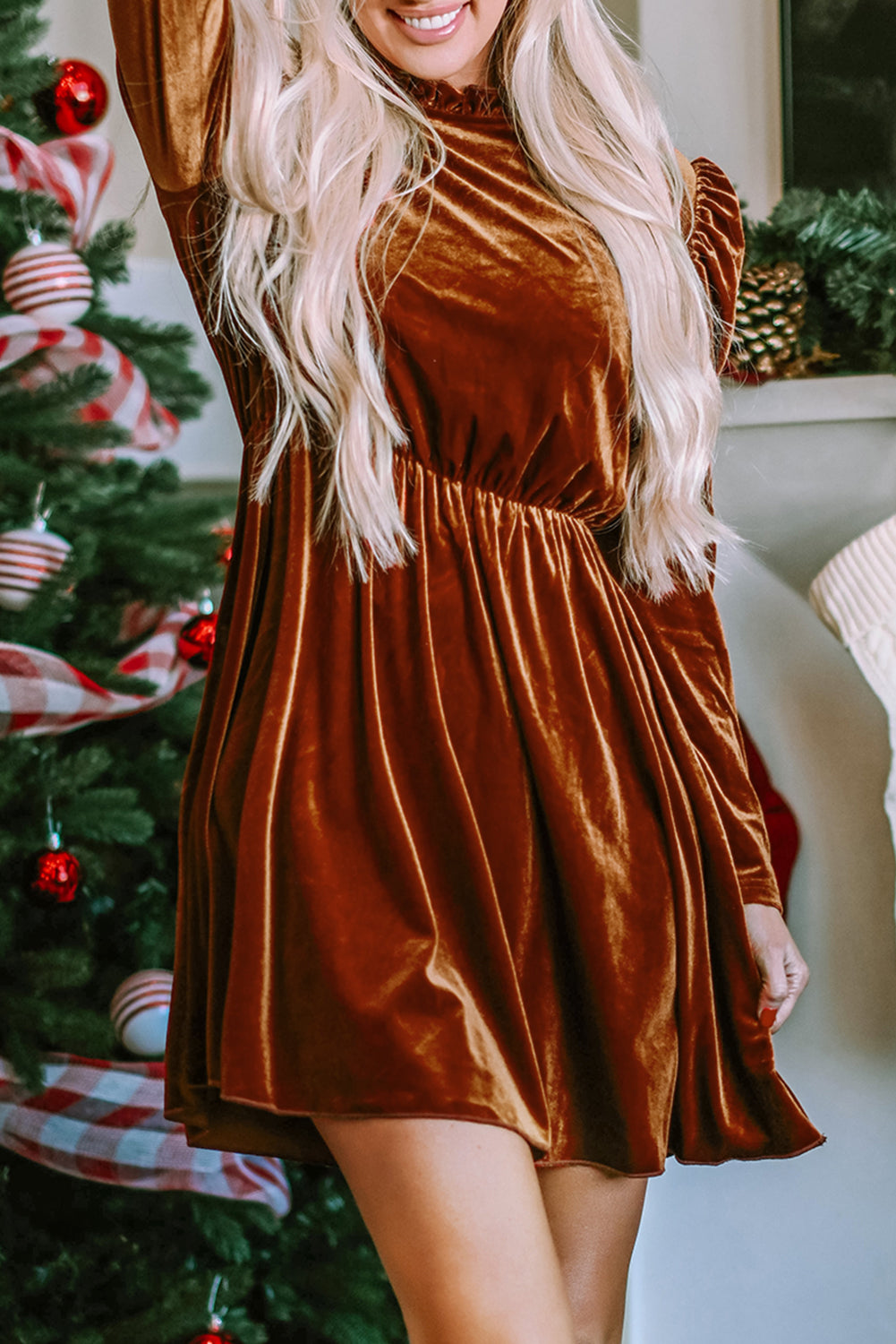 Kastanienbraunes Swing-Kleid aus Samt mit Rüschenkragen und Gigot-Ärmeln