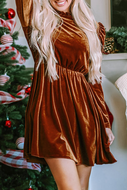Kastanienbraunes Swing-Kleid aus Samt mit Rüschenkragen und Gigot-Ärmeln