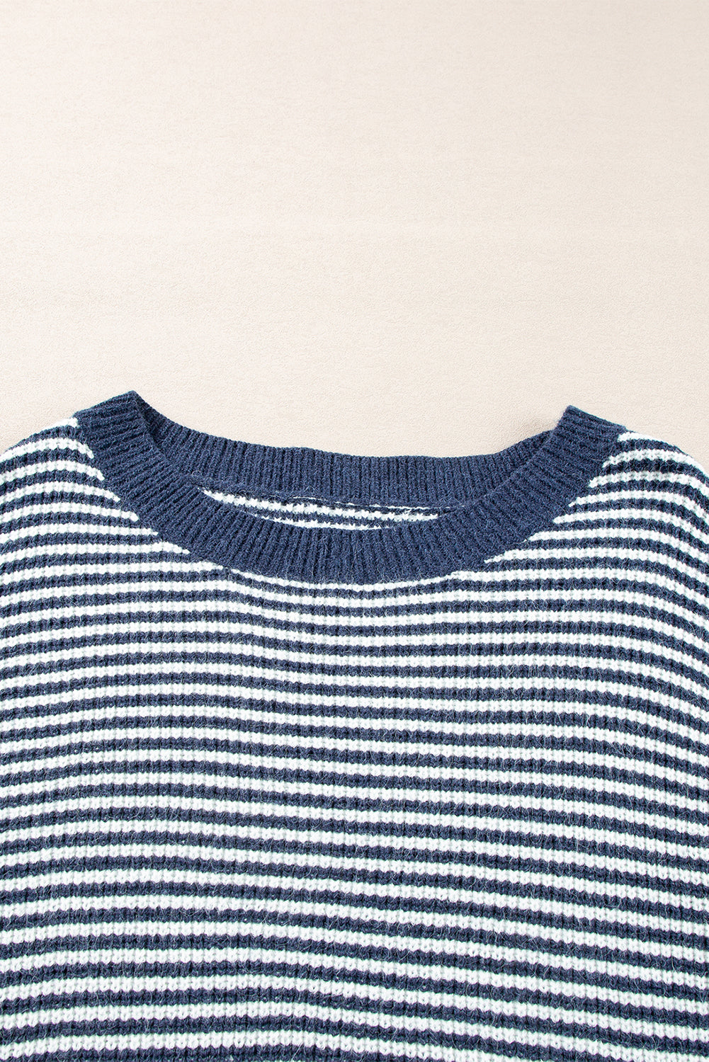 Segelblau gestreifter Pullover mit Laternenärmeln und überschnittener Schulter