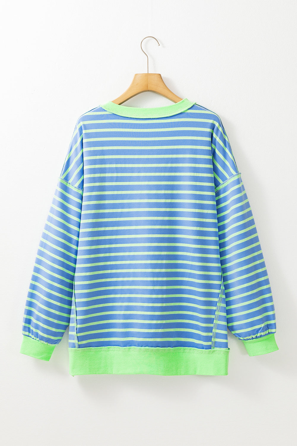 Himmelblaues gestreiftes High-Low-Pullover-Tunika-Sweatshirt mit Kontrastbesatz