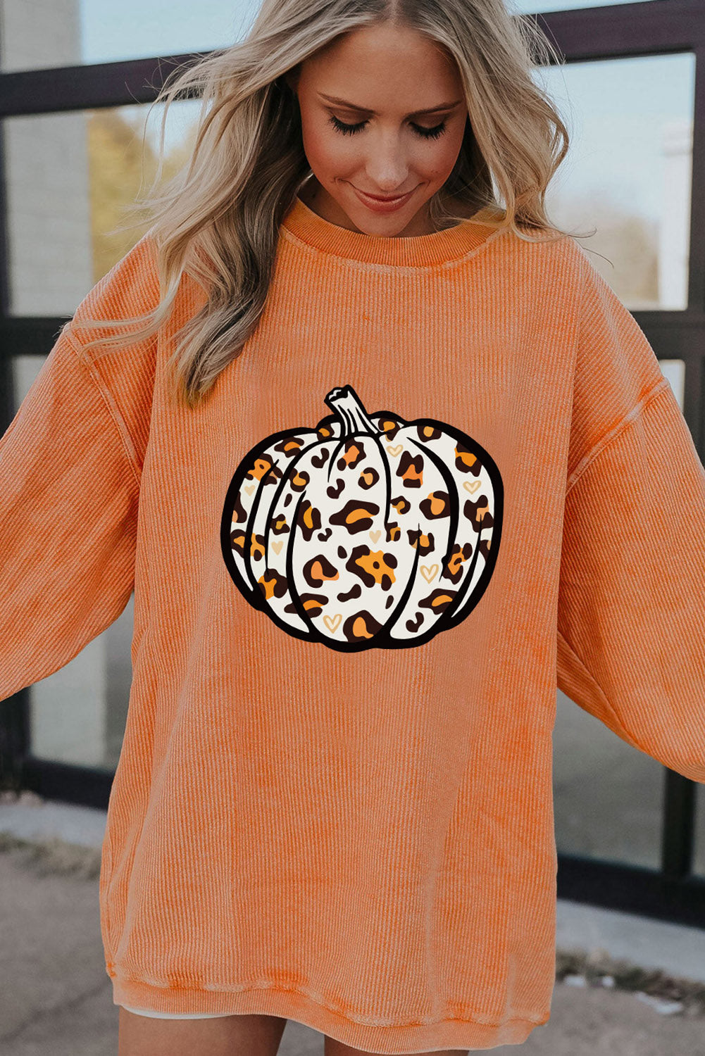 Orangefarbenes Sweatshirt mit Leoparden- und Kürbis-Grafik