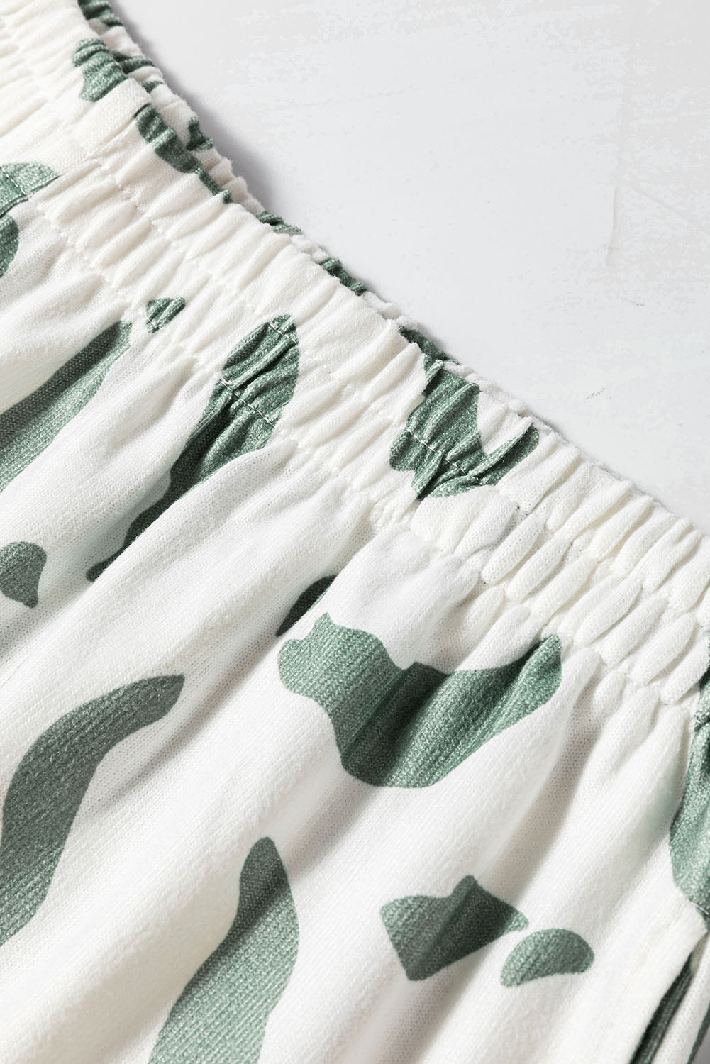Beiges Loungewear-Set mit Langarmshirt und Hose im Leoparden-Animalprint