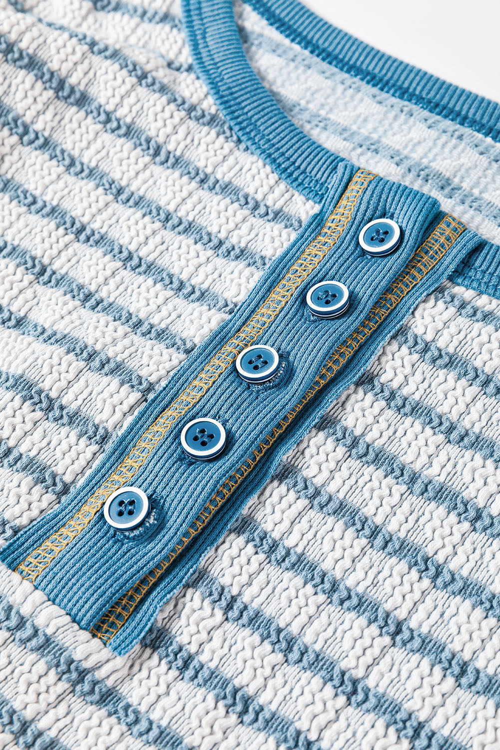 Himmelblaues Henley-Oberteil mit langen Ärmeln und Streifen, Rüschenbesatz und Knöpfen